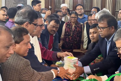 সম্মেলনের কাউন্সিলর ও ডেলিগেট কার্ড বিতরণ করছে আওয়ামী লীগ