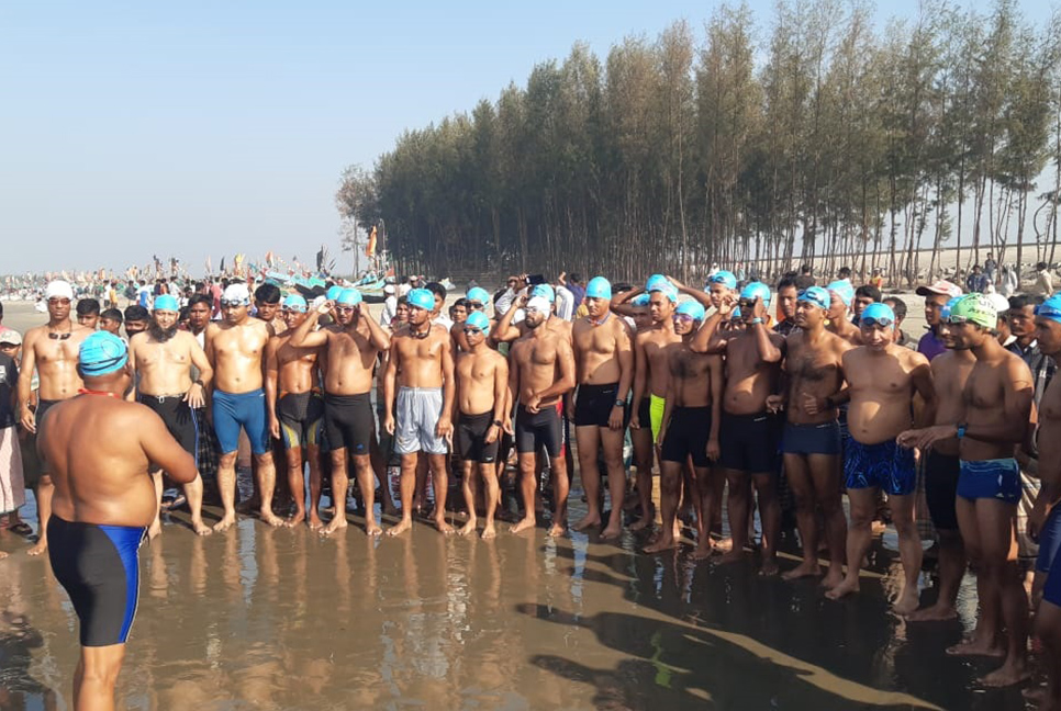 বাংলা চ্যানেল পাড়ি দিয়ে প্রথম হলেন রাসেল