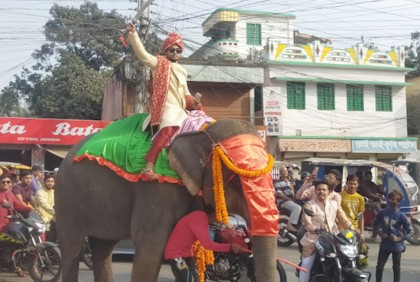 বাবার ইচ্ছে পূরণে হাতির পিঠে চড়ে বিয়ে