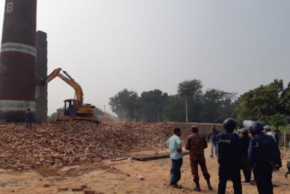 মাদারীপুরে অবৈধ ইটভাটায় অভিযানে গিয়ে হামলার শিকার ম্যাজিস্ট্রেট, আহত ৮