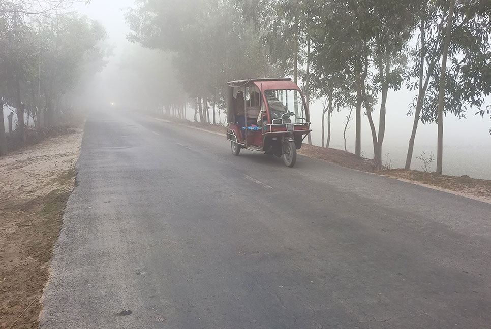 ঠাণ্ডায় কাবু লালমনিহাটের মানুষ