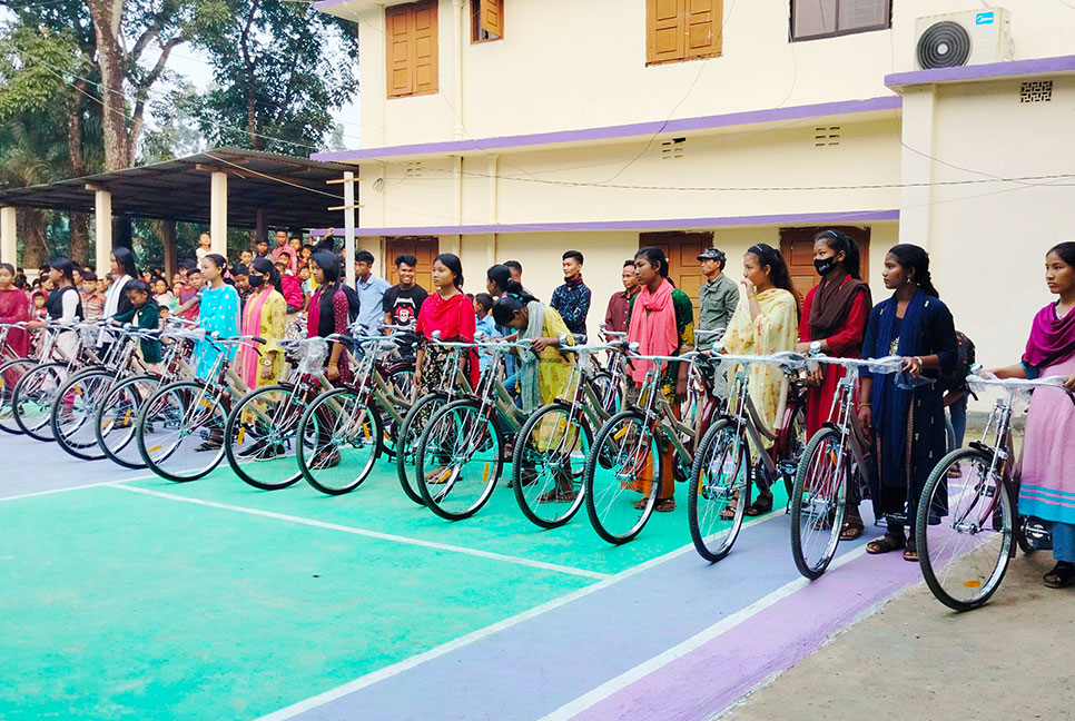 ঝিনাইগাতীতে ক্ষুদ্র নৃ-গোষ্ঠীর শিক্ষার্থীরা পেল সরকারি বৃত্তি ও সাইকেল