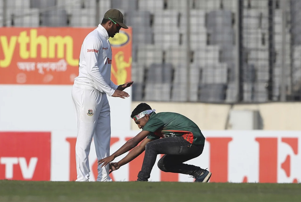 দৌড়ে মাঠে ঢুকে সাকিবের পা ছুঁয়ে সালাম করলেন ভক্ত, অতঃপর...

