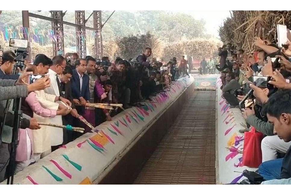 চুয়াডাঙ্গায় কেরু চিনিকলে আখ মাড়াই উদ্বোধন