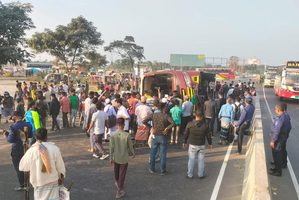 পদ্মাসেতুর টোল প্লাজার কাছে যাত্রীবাহী বাস উল্টে আহত ৩০