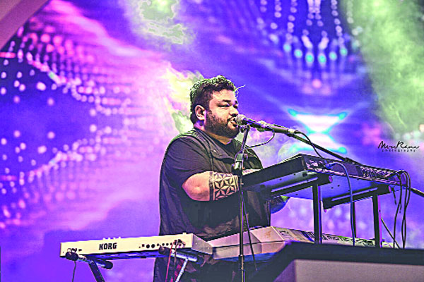 লাইভ নিয়ে
