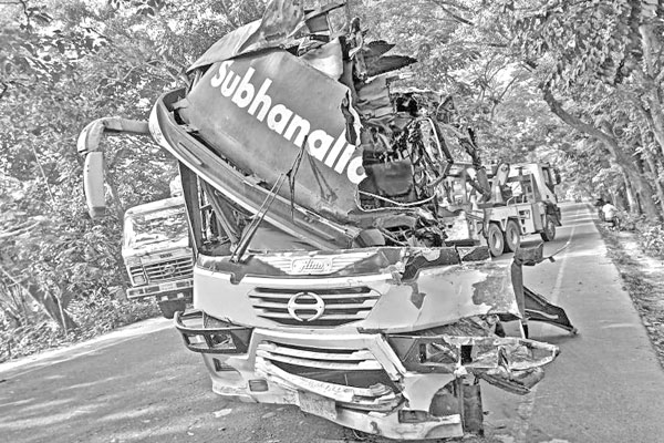 সড়কে পুলিশ কর্মকর্তাসহ নিহত ১২