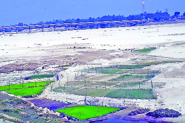 খরস্রোতা আত্রাই এখন ধু-ধু বালুচর
