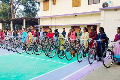 ঝিনাইগাতীতে ক্ষুদ্র নৃ-গোষ্ঠীর শিক্ষার্থীরা পেল সরকারি বৃত্তি ও সাইকেল