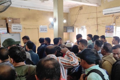 আখাউড়া স্থলবন্দরে ভারতগামী যাত্রীদের ভিড়