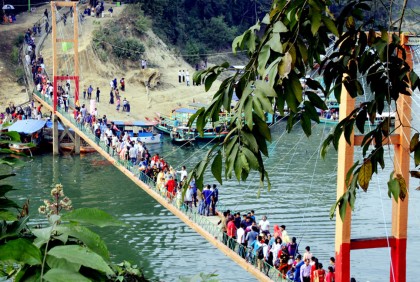 পাহাড়ে পর্যটকের ঢল