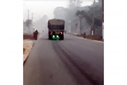 কুয়াশার চাদরে ঢাকা দিনাজপুর