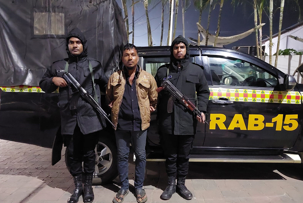 উখিয়ায় ৮০ হাজার ইয়াবাসহ মাদক ব্যবসায়ী আটক