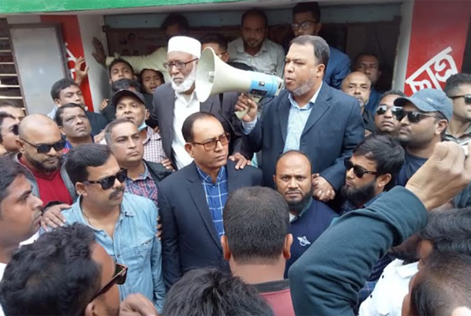 ঝালকাঠিতে পুলিশি বাধায় বিএনপির বিক্ষোভ মিছিল