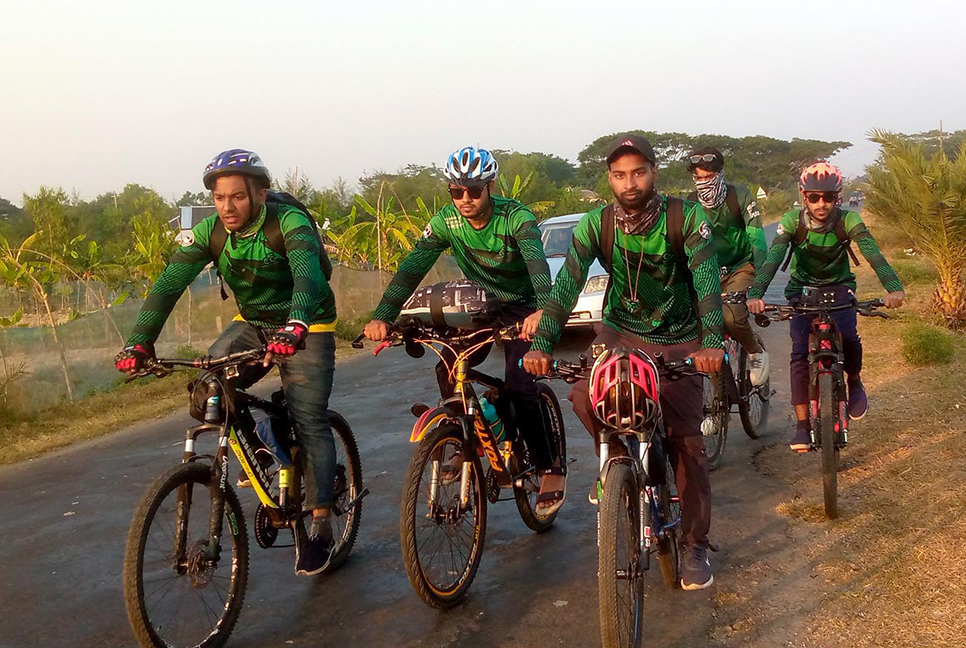 দীর্ঘ ২৩৭ কিলোমিটার পথ সাইকেল চালিয়ে পাঁচ শিক্ষার্থী কুয়াকাটায়

