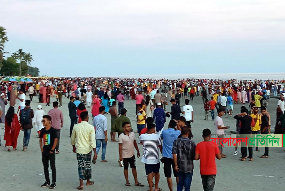 ছুটির দিনে কুয়াকাটা সৈকতে উপচে পড়া ভিড়