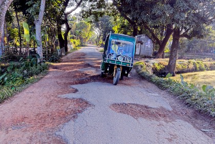 সড়কে সংস্কারের অভাবে ভোগান্তি 