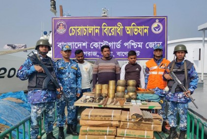 সুন্দরবন থেকে বিদেশি জাহাজের চোরাই পণ্যসহ ৩ চোরাকারবারি আটক 