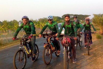 দীর্ঘ ২৩৭ কিলোমিটার পথ সাইকেল চালিয়ে পাঁচ শিক্ষার্থী কুয়াকাটায়

