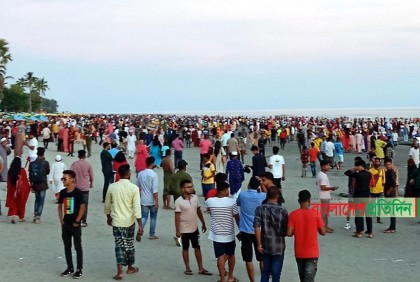 ছুটির দিনে কুয়াকাটা সৈকতে উপচে পড়া ভিড়