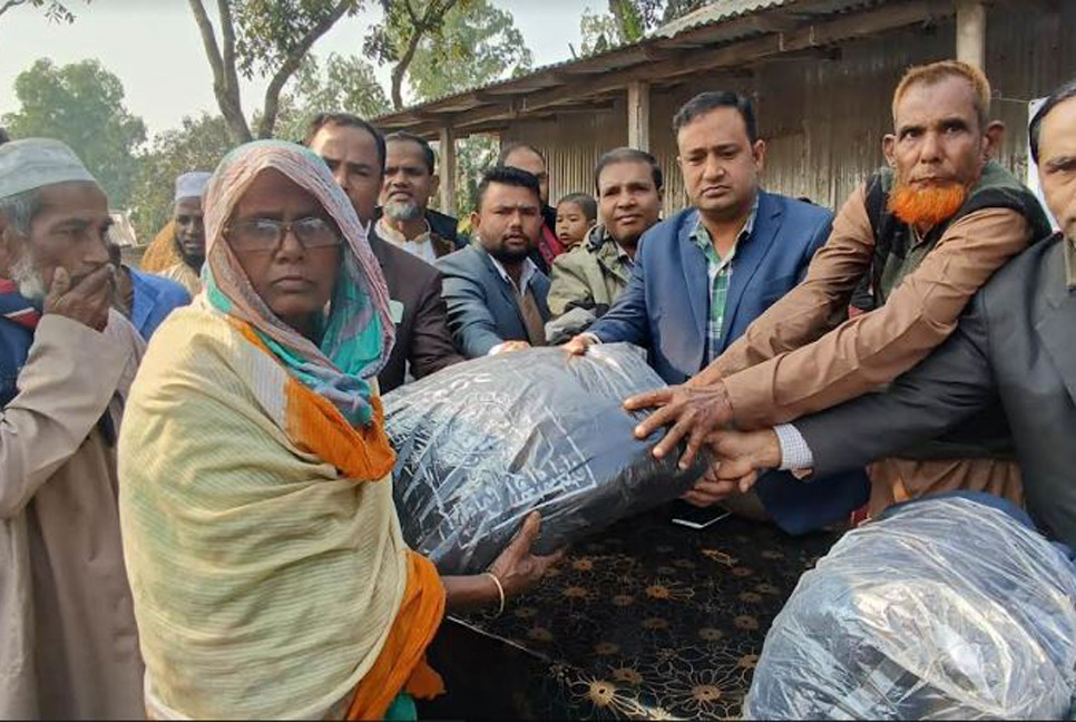 তেঁতুলিয়ায় দুস্থদের মাঝে কম্বল বিতরণ 