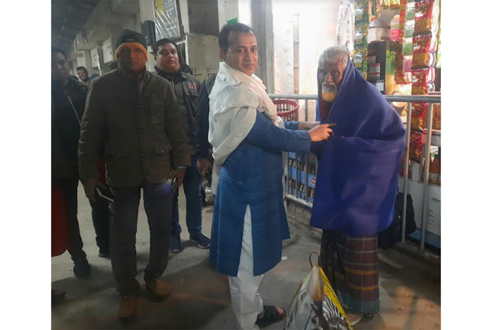 জয়পুরহাটে গভীর রাতে পথে পথে শীতার্তদের মাঝে কম্বল বিতরণ 