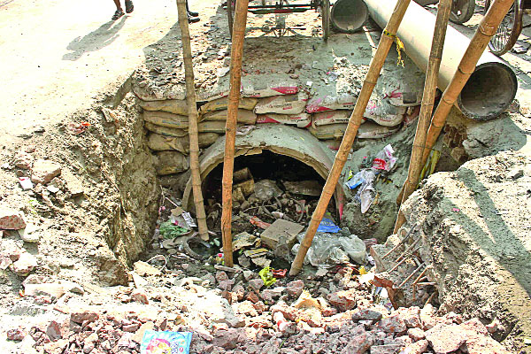 কাজে ধীরগতি ভোগান্তিতে পথচারীরা
