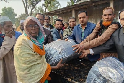 তেঁতুলিয়ায় দুস্থদের মাঝে কম্বল বিতরণ 