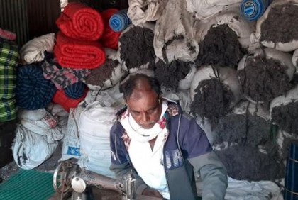 মানিকগঞ্জ থেকে হারিয়ে যাচ্ছে লেপ-তোষকের ঐতিহ্য 