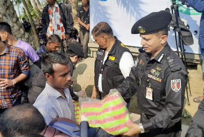 সুন্দরবনের জেলে ও বনজীবীদের মাঝে র‌্যাবের শীত বস্ত্র বিতরণ