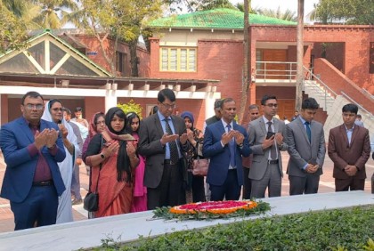 জাতির পিতার সমাধিতে পরিকল্পনা সচিবের শ্রদ্ধা