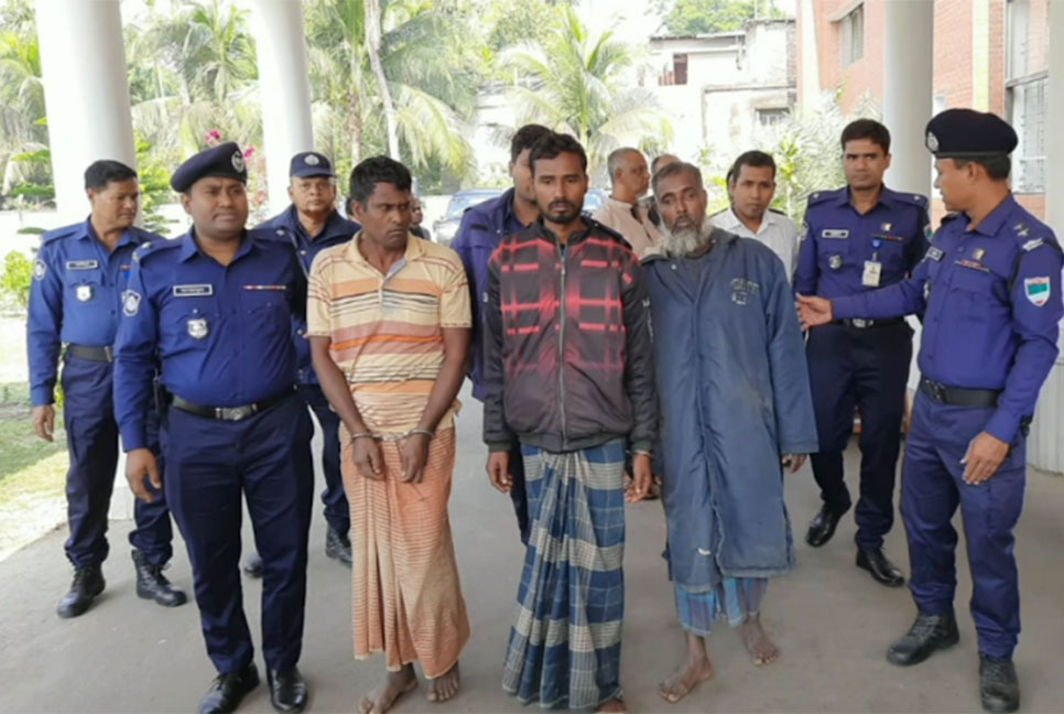 সুন্দরবনে  
৩ বনদস্যু গ্রেফতার, অস্ত্র উদ্ধার 