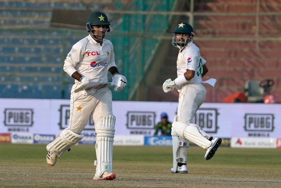 বাবরের সেঞ্চুরিতে ঘুরে দাঁড়াল পাকিস্তান
