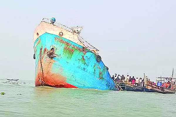 দুই জাহাজের সংঘর্ষে তেলবাহী জাহাজডুবি