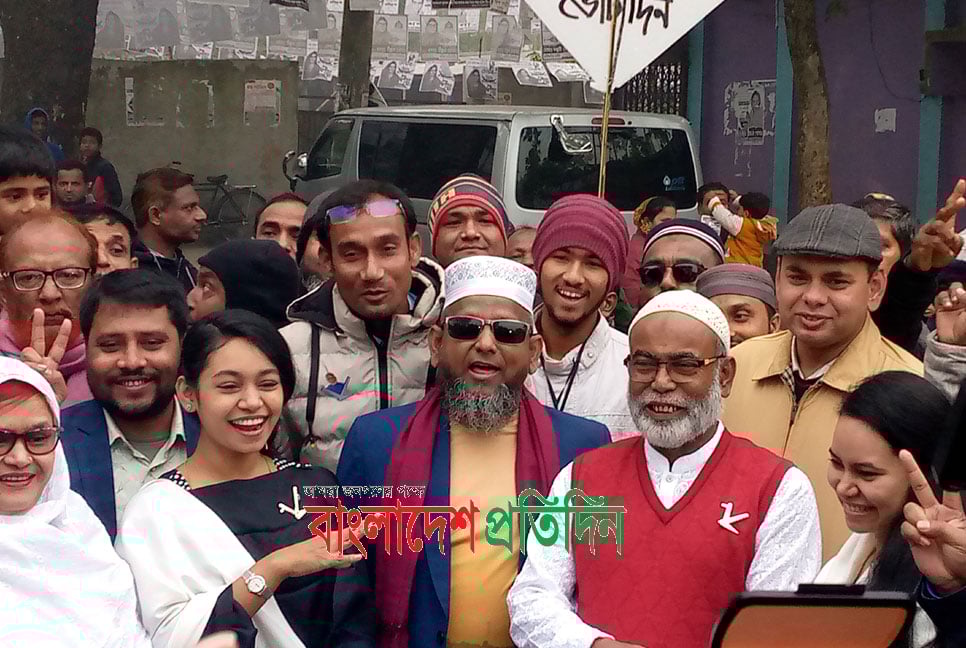 ইভিএম মেরামতের পর ভোট দিলেন মোস্তফা, জয় নিয়ে শতভাগ আশাবাদী