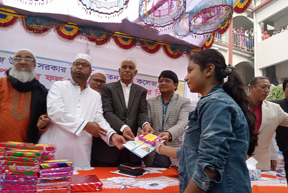 টঙ্গীতে শিক্ষার্থীদের মাঝে মেধা পুরস্কার বিতরণ