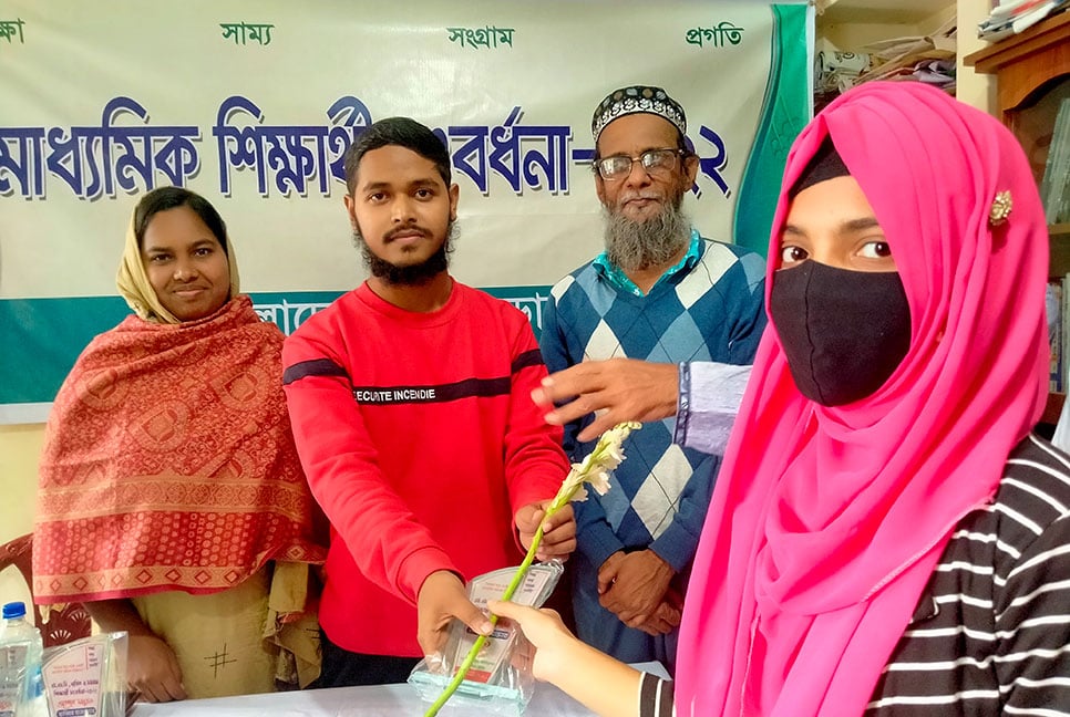 বরিশালে কৃর্তি শিক্ষার্থীদের সংবর্ধনা
