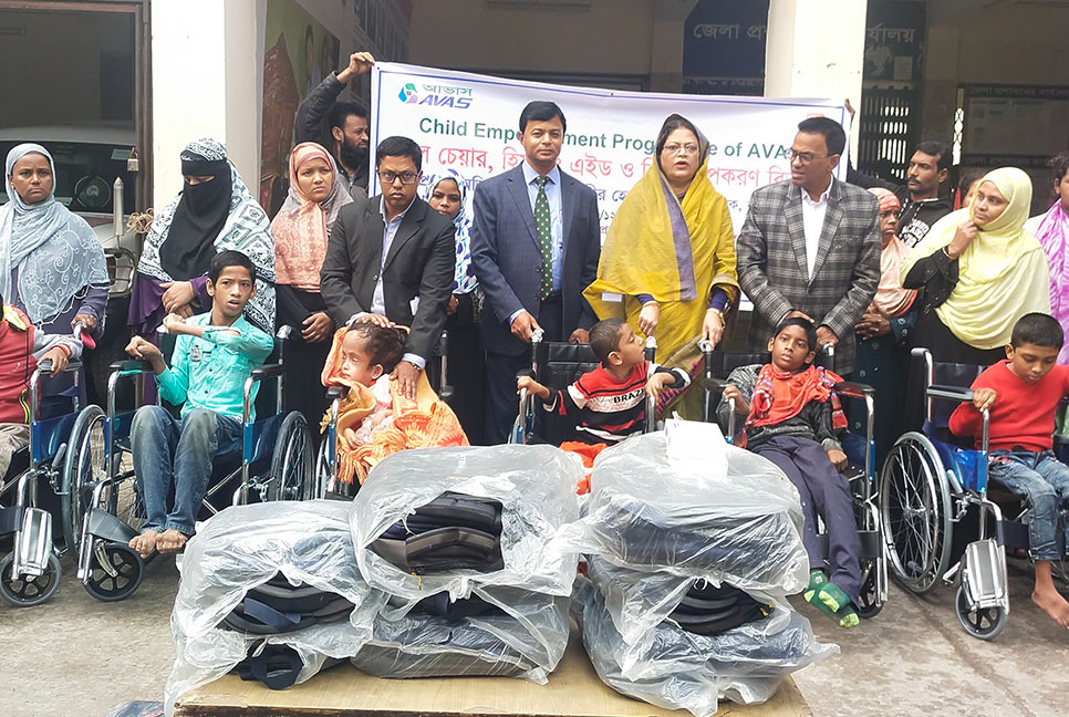 বরিশালে প্রতিবন্ধী ও অসহায় শিশুদের হুইল চেয়ার বিতরণ
