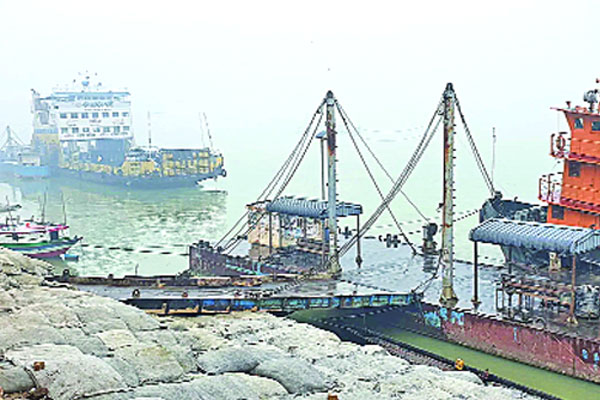 দৌলতদিয়া-পাটুরিয়া রুটে তিন ঘণ্টা ফেরি বন্ধে দুর্ভোগ