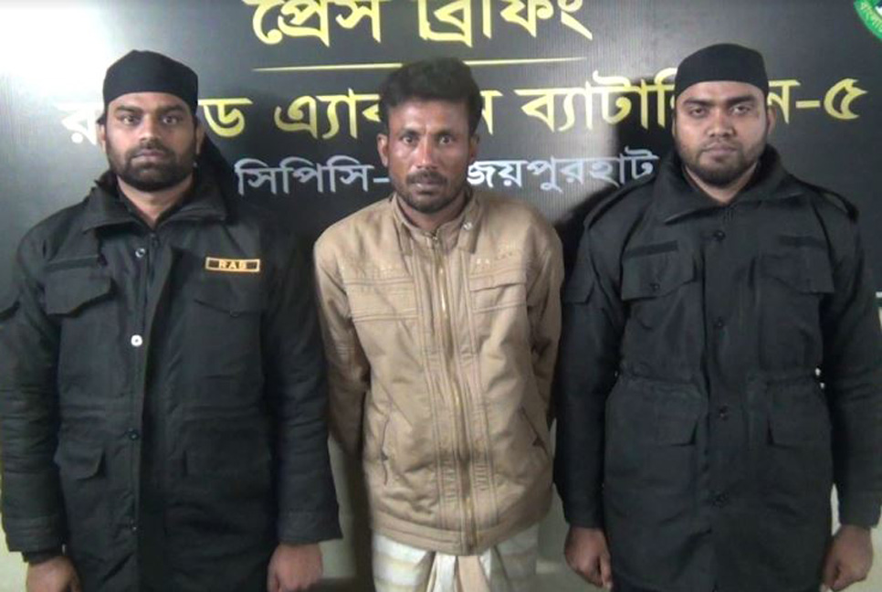 জয়পুরহাটে অস্ত্র ব্যবসায়ী আটক, ওয়ান শুটারগান-গুলি উদ্ধার