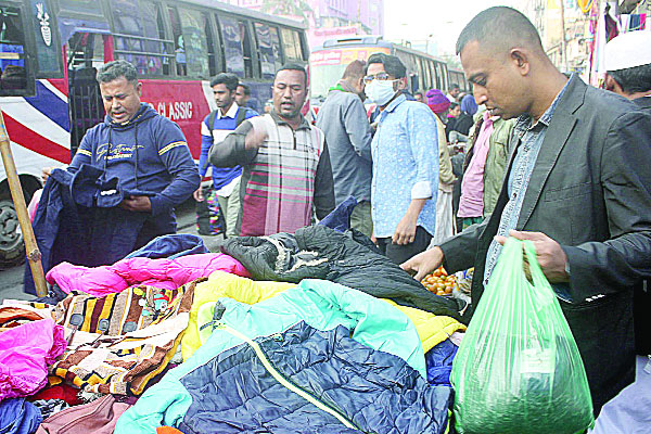 গুলিস্তানে শীতবস্ত্র কিনতে ক্রেতাদের ভিড়