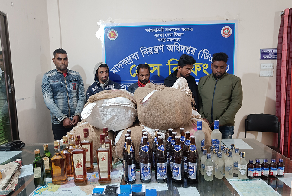 ব্রাহ্মণবাড়িয়ায় মাদকসহ আটক ৫