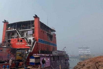 ঘন কুয়াশায় দৌলতদিয়া-পাটুরিয়া নৌরুটে ফেরি চলাচল বন্ধ