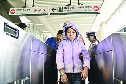 দূরদূরান্ত থেকে এসেও চড়ছেন মেট্রোরেলে