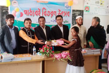 উখিয়ার চাকবৈঠা উচ্চ বিদ্যালয়ে বই বিতরণ অনুষ্ঠিত