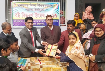 চরভদ্রাসনে শিক্ষার্থীদের হাতে নতুন বই