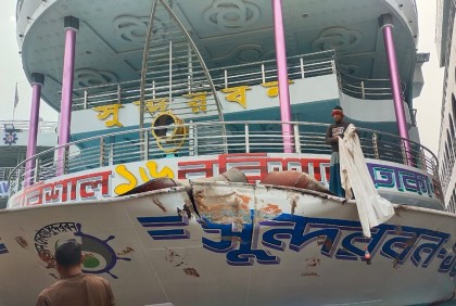 সেতুর পিলারের সাথে ধাক্কায় দুর্ঘটনা কবলিত লঞ্চ 
