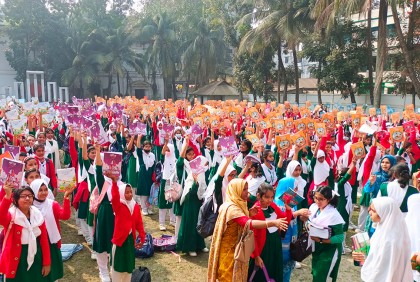 ময়মনসিংহে নতুন বই হাতে উচ্ছ্বসিত শিক্ষার্থীরা