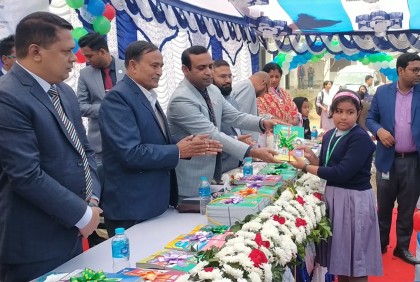চুয়াডাঙ্গায় নতুন বছরে নতুন বই, শিক্ষার্থীদের উচ্ছ্বাস