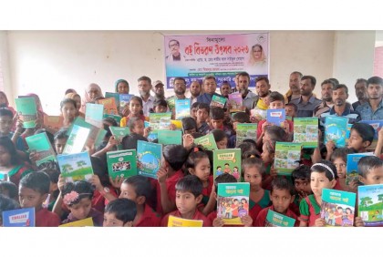 
কলাপাড়ায় শিক্ষার্থীদের হাতে নতুন বই